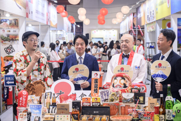 總統賴清德出席日本美食館活動,與日方代表及貴賓共同參與交流,展現台日美食文化與觀光合作交流熱絡,吸引眾多民眾駐足參觀。(圖/主辦單位提供)