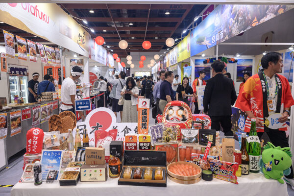日本美食館匯集日本各地特色美食、伴手禮、清酒及觀光資訊,現場展出廣島燒、明太子、沖繩黑糖、地方特產等豐富商品,並結合各縣市觀光推廣,吸引眾多民眾駐足參觀、品嚐,感受濃厚的日本飲食文化魅力。(圖/主辦單位提供)