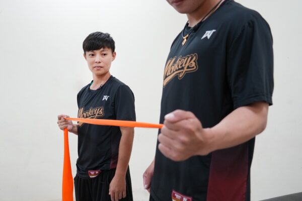 樂天桃猿訓練團隊於球隊訓練空間安排球員進行日常伸展與訓練管理,呈現職業球隊結合運動科技與系統化訓練的日常場景。圖/宸華生技提供