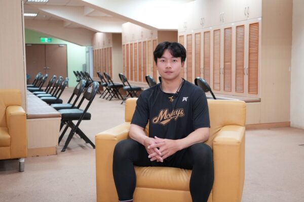 樂天桃猿球員於訓練場域配合球隊日常訓練安排,展現職業球隊運用多元科技工具與訓練管理流程的日常樣貌。圖/宸華生技提供
