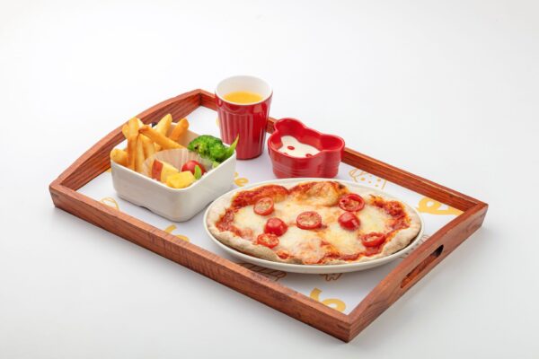 BELLINI Pasta Pasta兒童餐「番茄起司小飛碟」,以義大利馬茲瑞拉起司、聖女小番茄及經典番茄醬高溫現烤,搭配蔬果、鮮奶酪及柳橙汁,小尺寸設計方便孩子拿取,享受起司牽絲的義式美味。(圖/BELLINI Pasta Pasta提供)