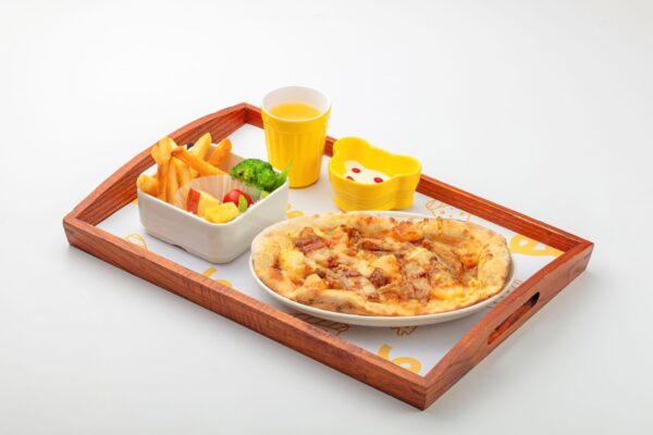 BELLINI Pasta Pasta兒童餐「咕咕鳳梨小飛碟」,以主廚特調BBQ醬搭配鮮嫩雞肉與香甜鳳梨,高溫烘烤呈現鹹甜交織風味,並搭配蔬果、鮮奶酪及柳橙汁,豐富孩子的義式用餐體驗。(圖/BELLINI Pasta Pasta提供)