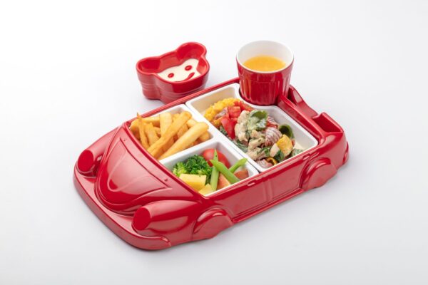 BELLINI Pasta Pasta全新兒童餐「貝殼王子車車」,以甜菜根、菠菜及薑黃揉入麵糰,手工製成繽紛三色貝殼麵,搭配雞肉、菠菜及起司奶油醬,並以趣味車型餐盤盛裝,增加孩子用餐樂趣。(圖/BELLINI Pasta Pasta提供)