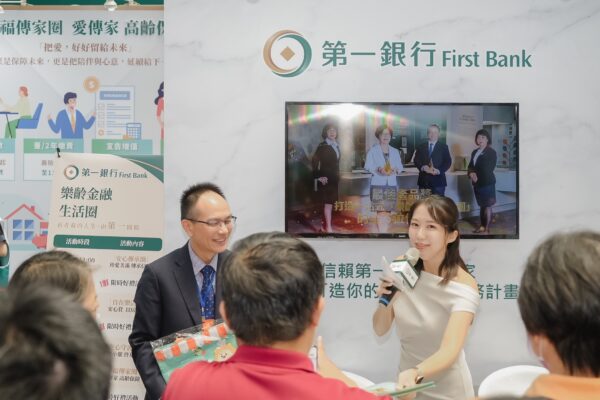 第一銀行信託處陳原成處長於高齡健康產業博覽會現場與民眾互動,熱情送出限量好禮。圖/第一銀行提供