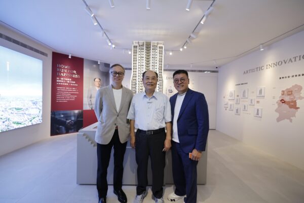 友座建築董事長陳坤地(中)率團隊場域聯合建築師事務所李立夫博士/建築師(左)、太揚行銷鄭博文董事長(右)出席「友座豐禾」開工典禮。圖/業者提供