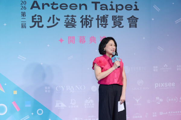 Arteen Taipei 創辦人暨策展人王貞懿於開幕典禮致詞。投入藝術教育多年的她，希望透過專業展覽舞台，讓孩子的創意被真正看見，鼓勵兒少勇敢表達屬於自己的藝術語言。圖/墨兒藝術提供