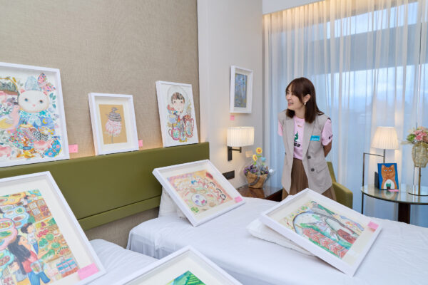 台北101董事長賈永婕參觀第二屆 Arteen Taipei 兒少藝術博覽會展間，細細欣賞孩子們充滿想像力與個人特色的創作，透過作品感受兒少藝術家眼中的生活與世界。/圖墨兒藝術提供
