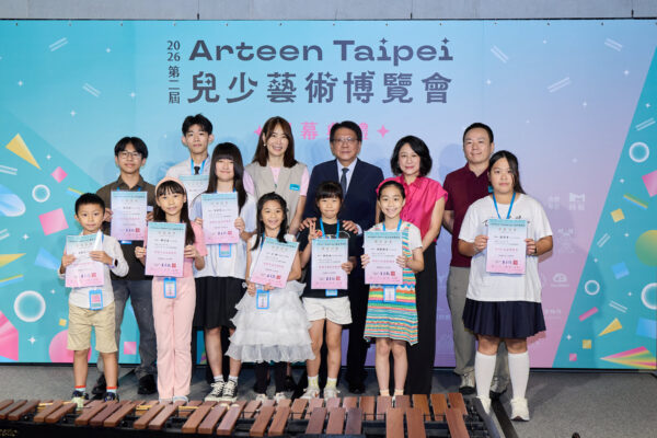 第二屆 Arteen Taipei 兒少藝術博覽會開幕典禮上，總統府秘書長潘孟安與 Arteen Taipei 創辦人暨策展人王貞懿等貴賓，和兒少參展者共同合影。第二屆 Arteen Taipei 兒少藝術博覽會開幕典禮上，總統府秘書長潘孟安與 Arteen Taipei 創辦人暨策展人王貞懿等貴賓，和兒少參展者共同合影。圖/墨兒藝術提供