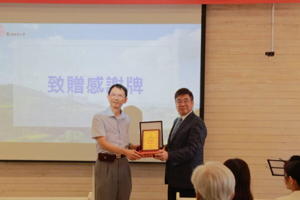 馬偕醫學大學與吉田開發建設代表合影／馬偕醫學大學感謝吉田開發建設捐款支持道路整建，以企業力量支持教育，為師生日常通行增添安心。（圖／馬偕醫大提供）