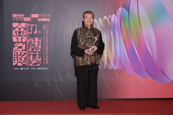 榮興工作坊《醇聲錄：客家八音經典曲輯》榮獲「最佳傳統音樂專輯獎」，鄭榮興上台領獎。（圖／國立傳統藝術中心）