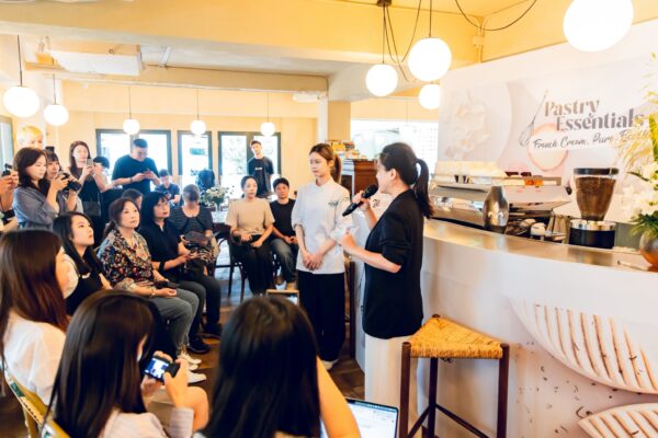 「2026台灣最佳法國鮮奶油甜點大賽－賽後媒體下午茶敘」8月25日登場，冠軍姚姿安與現場來賓分享參賽歷程及創作理念，透過作品與實作示範，呈現法國鮮奶油在當代甜點創作中的多元應用。（主辦單位提供）