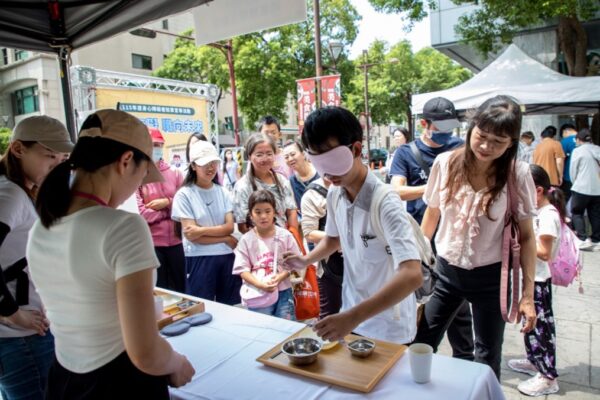 「有愛無礙 職向未來」身障就業結合市集29日圓滿落幕，民眾親身體驗視障的生活情境。圖/主辦單位