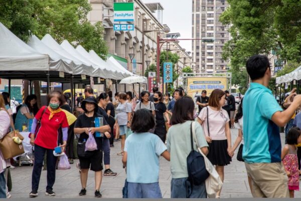 「有愛無礙 職向未來」身障就業結合市集超過30組攤位，人氣滿分。圖/主辦單位
