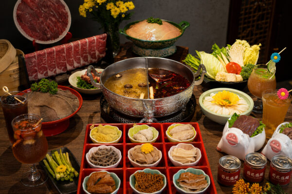 重慶牛油老火鍋搭配招牌小食呈現豐盛的饗宴。圖/圖/馬辣集團提供