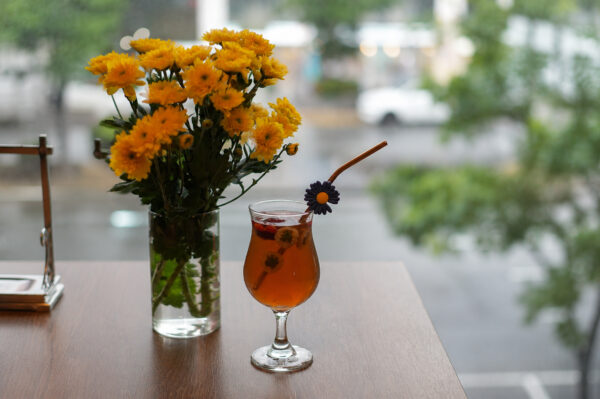 菊花盛開退火飲-嚴選菊花紅棗枸杞慢熬清潤降火。圖/馬辣集團提供