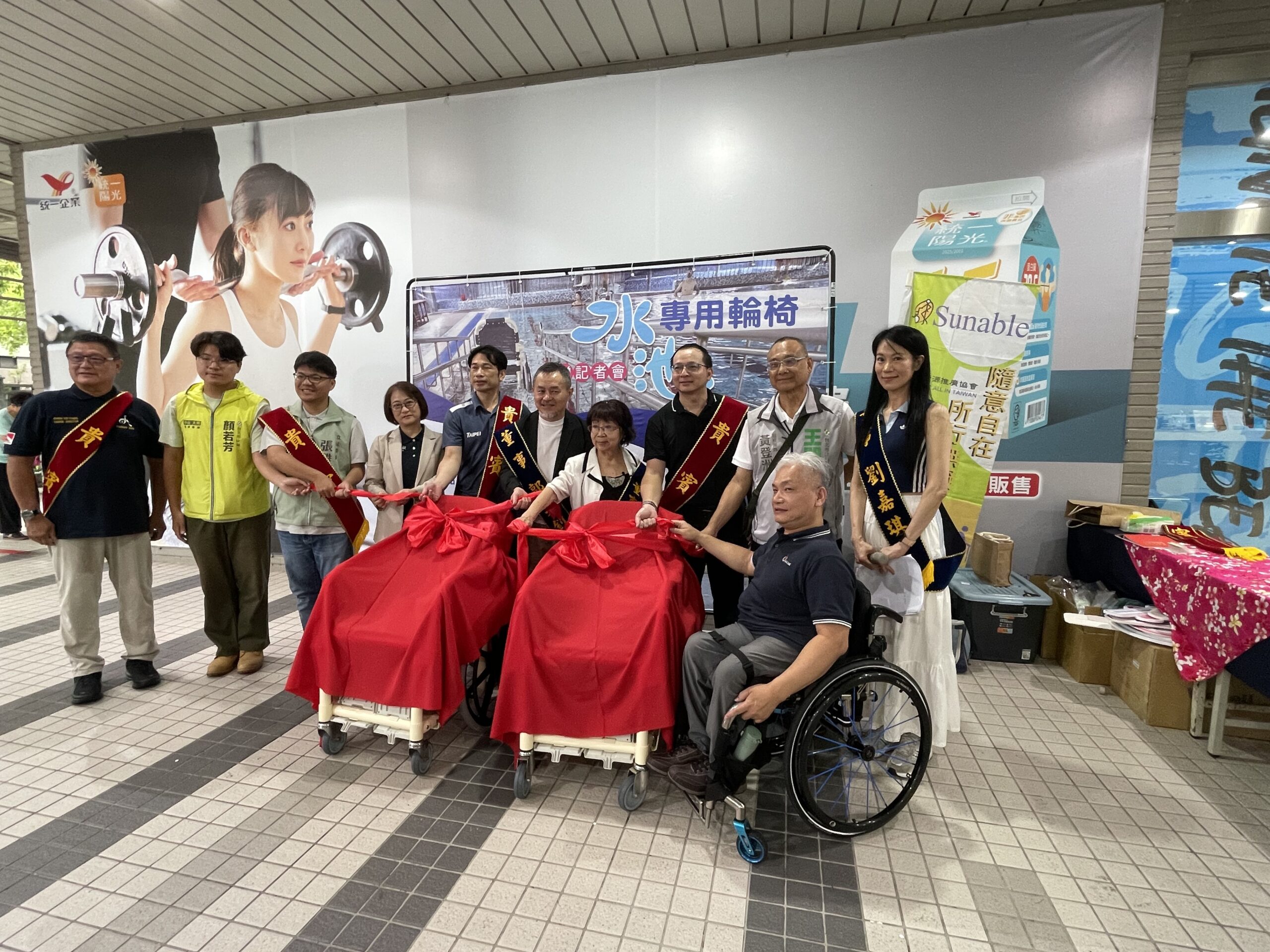 國內首批水池專用輪椅捐贈啟用,與會貴賓共同為設備揭幕,象徵無障礙親水服務再向前一步,讓身心障礙者及行動不便者也能更安心、便利地參與游泳與水域休閒活動。圖/朱立君攝