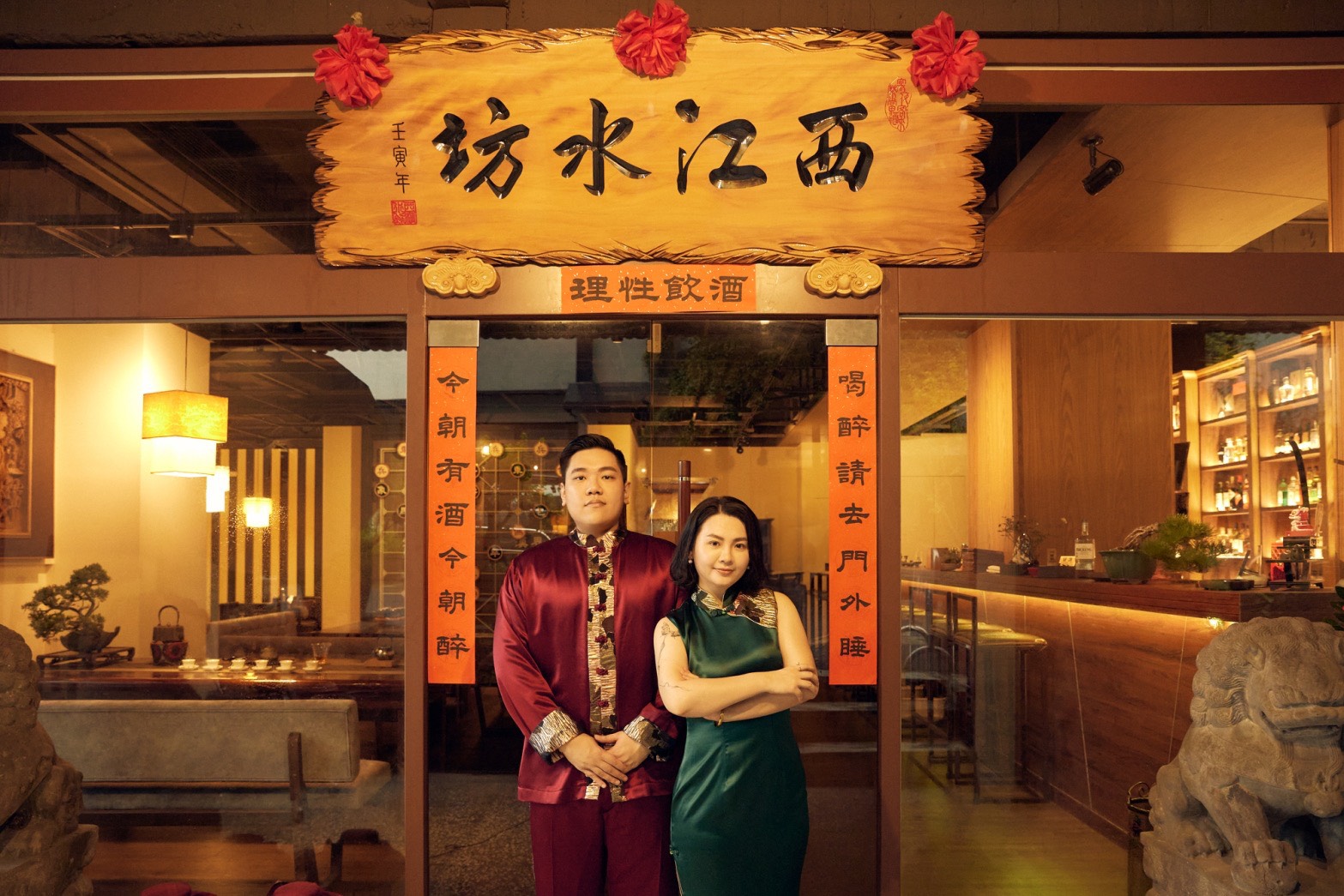 西江水坊由專業評茶師游原碩(左)與邱雅鈴(右)共同打造,將台灣茶融入調酒與餐食,呈現兼具文化底蘊與當代風格的茶酒體驗。(圖/西江水坊提供)