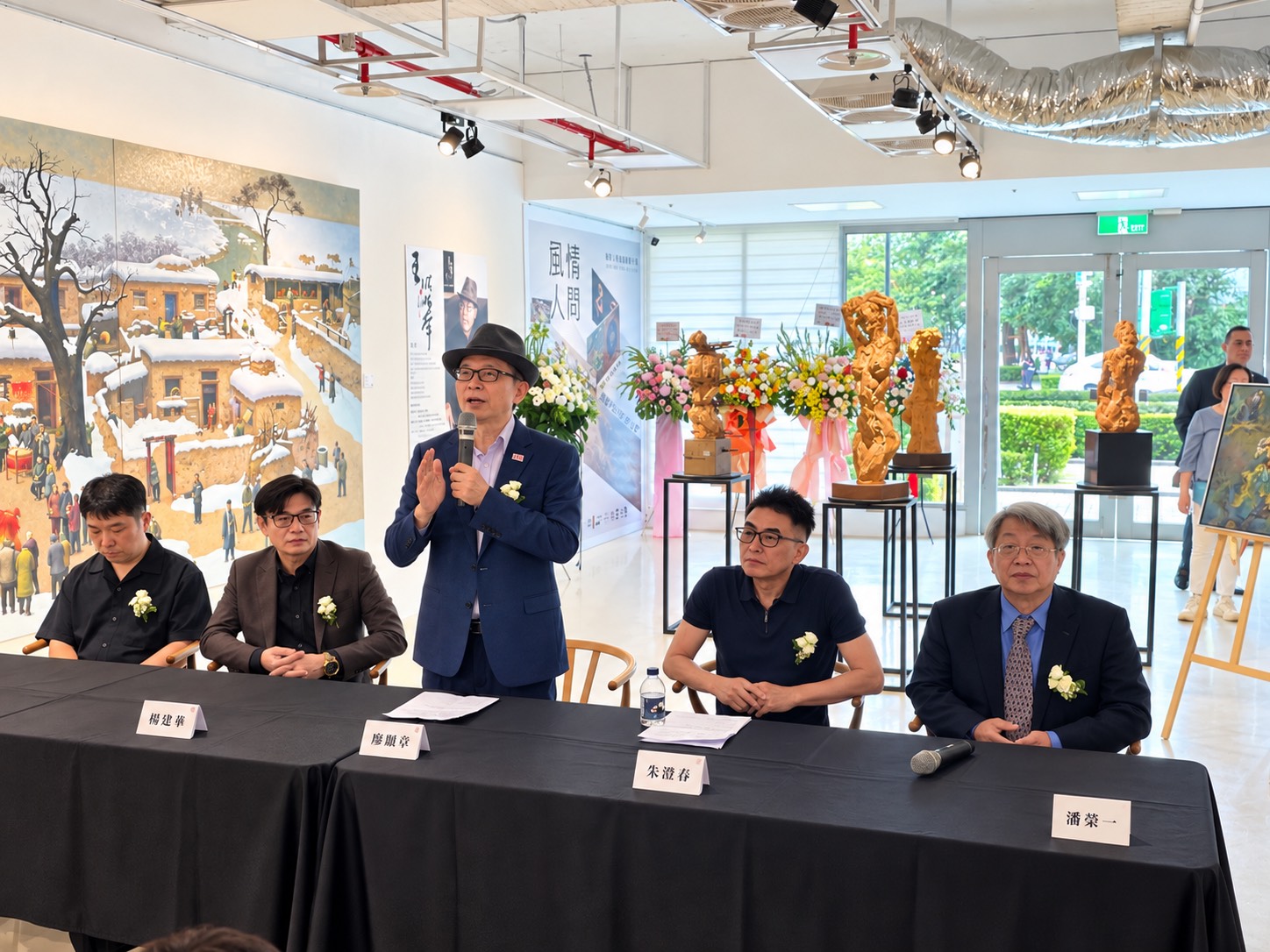 「風情。人間——無盡藏藝大展」開幕座談,策展人廖新田教授(中)分享策展理念,與現場來賓一同探討繪畫、雕塑及工藝交織的人間風景。(圖/巢文玉攝)