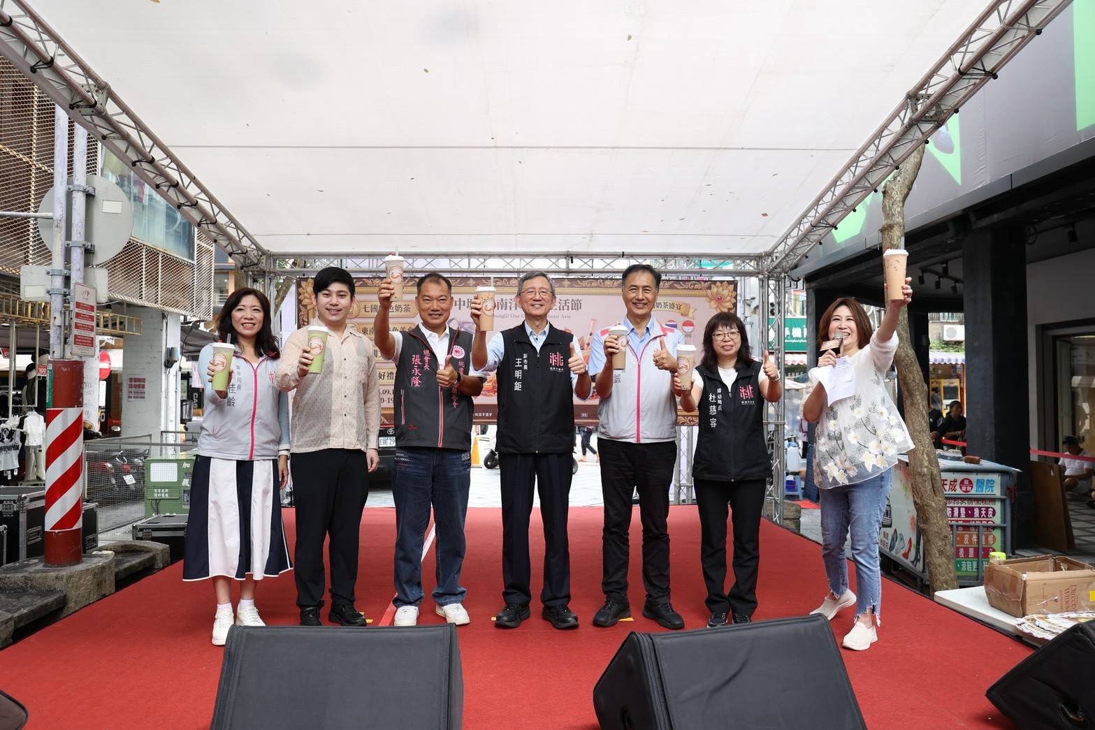 桃園市副市長王明鉅(中)與市府團隊及地方貴賓共同舉杯,為「中壢嗨!南洋奶茶生活節」揭開序幕。圖/主辦單位提供