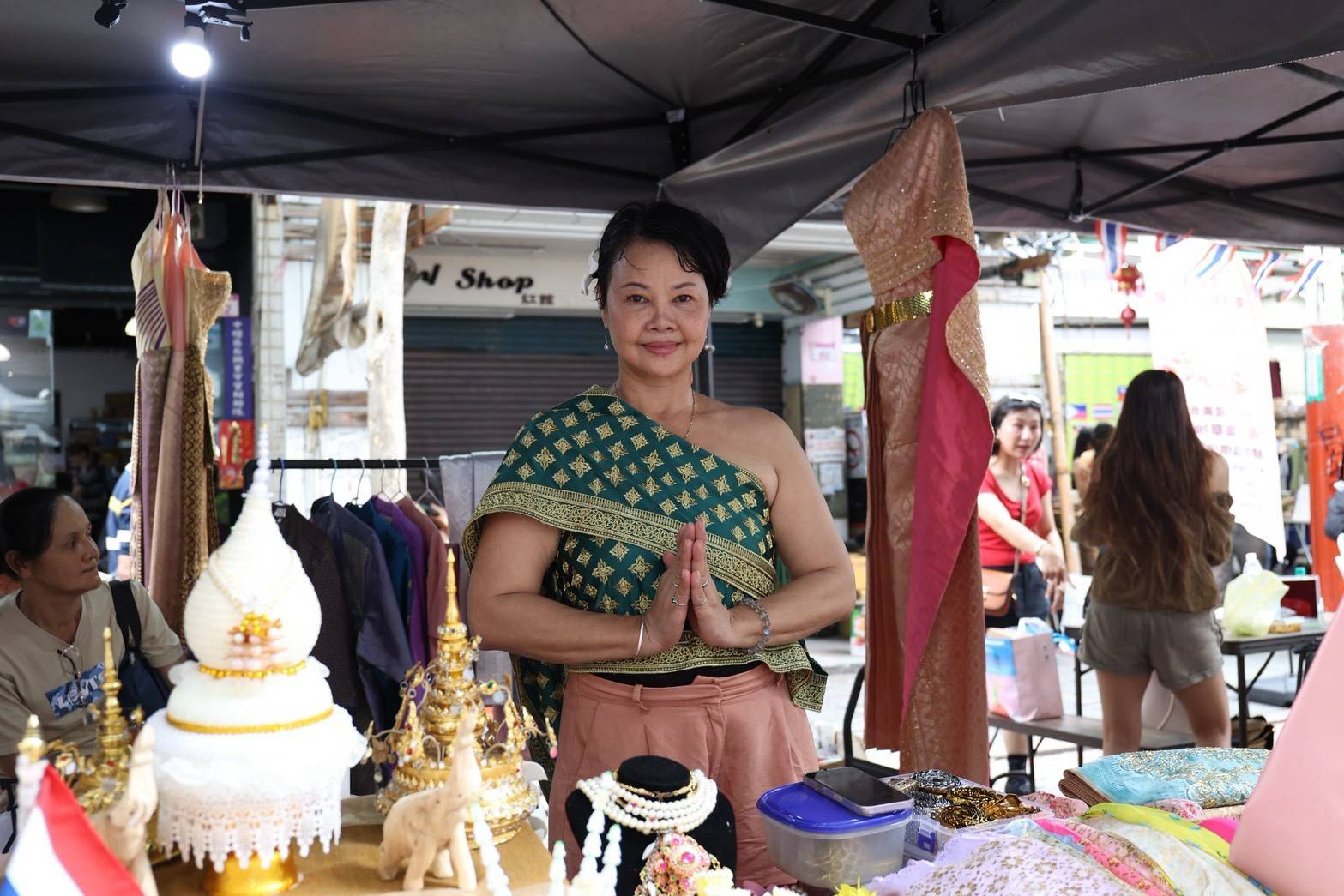 「中壢嗨!南洋奶茶生活節」集結東南亞特色服飾、文物及美食攤位,展現中壢站前商圈豐富多元的異國文化魅力。圖/主辦單位提供