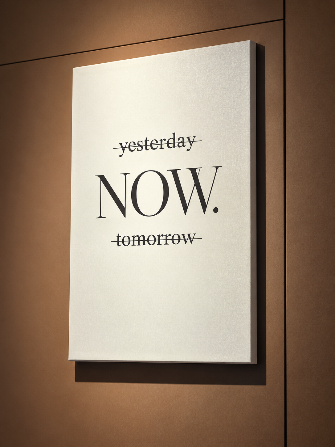 柒息地串燒居酒屋林口長庚店牆上的「NOW」畫作,劃去昨日與明日,傳達店主希望客人放慢腳步、享受當下的用餐理念。(圖/朱立君攝)