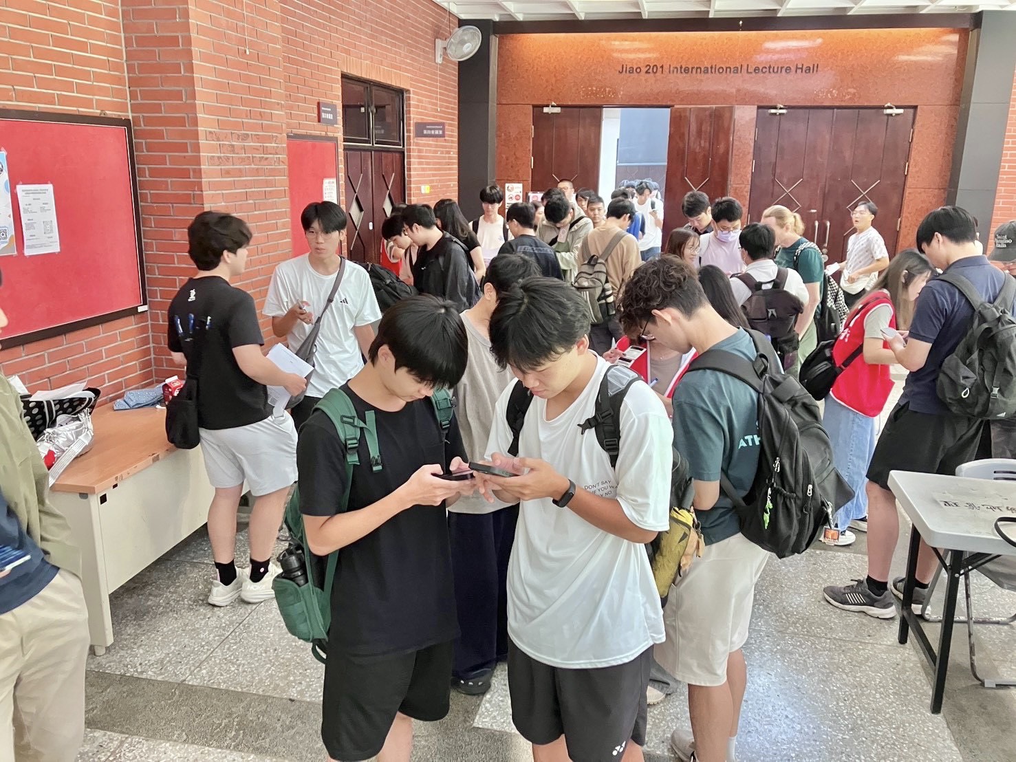 1111人力銀行前進校園舉辦「企業就業列車」，吸引臺灣師範大學碩博士生報名聆聽。（圖／1111人力銀行提供）