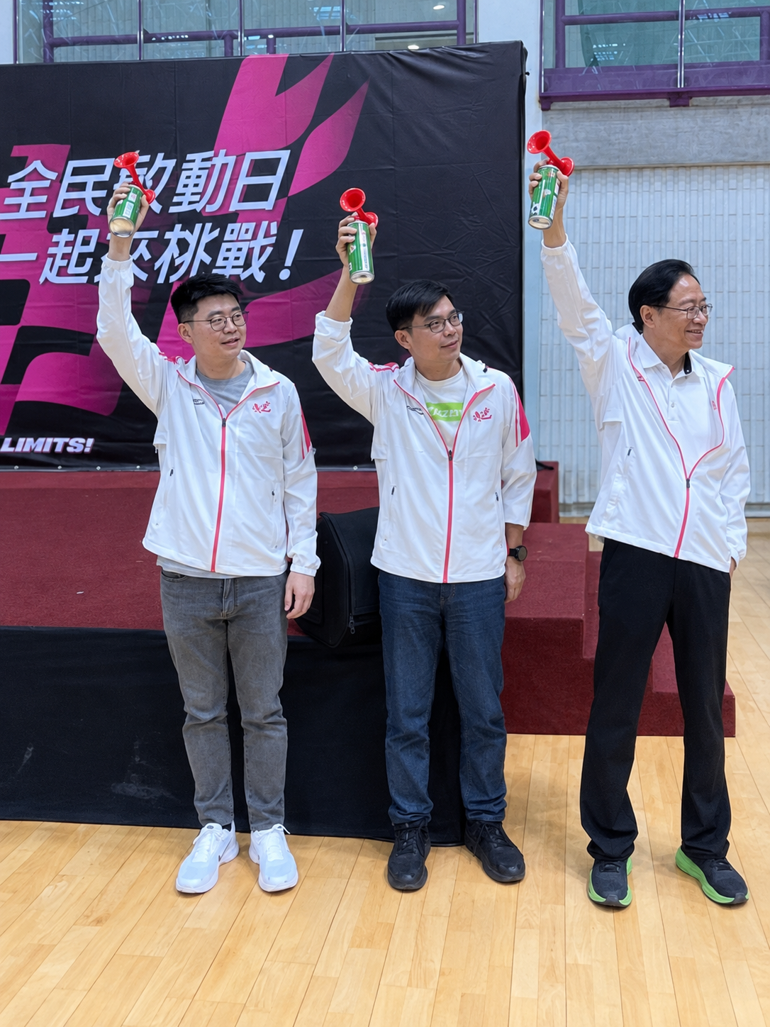 ▲桃園市政府處長(左)、體育局長(中)與市長張善政(右)在「全民敢動日」舉起加油汽笛,號召民眾一起動起來。(圖/朱立君攝)