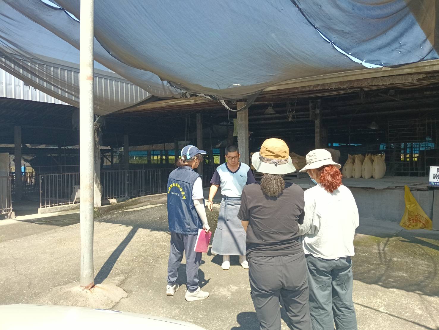 宜蘭縣動植物防疫所人員前往養豬場查核，向業者了解場區管理情形，持續防堵非洲豬瘟。（圖／宜蘭縣動植物防疫所提供）