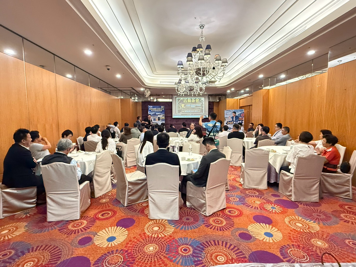 乘譽國際負責人暨 DGR Instructor 賴皆錞老師親自向與會貴賓介紹公司十年來的發展歷程、服務內容及未來訓練中心的規劃方向。圖/乘譽國際有限公司提供