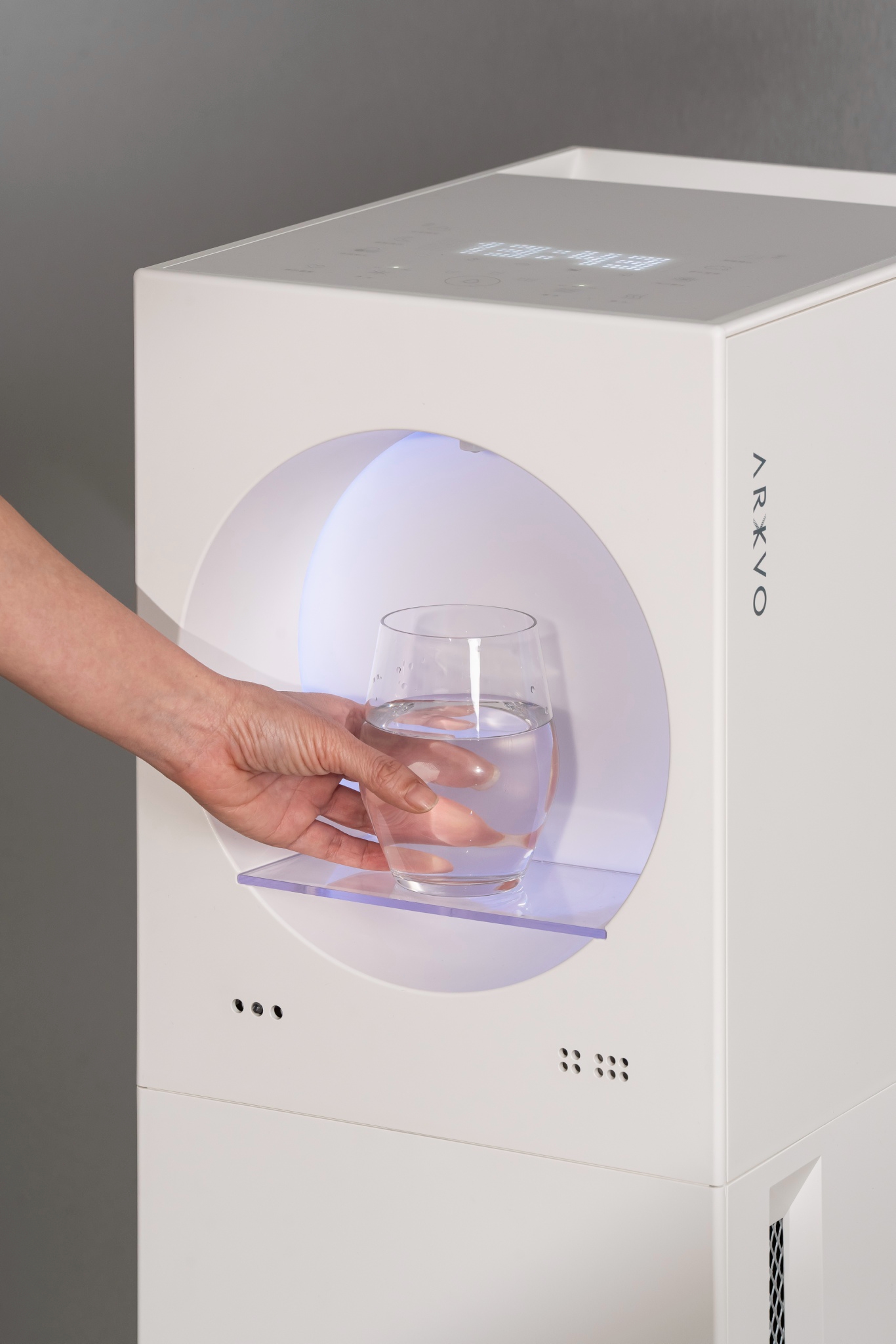 ARKVO 方圓水從空氣取得水分並經淨化處理,提供家庭日常飲水,也讓既有供水之外多一種取得飲水的方式。圖/業者提供
