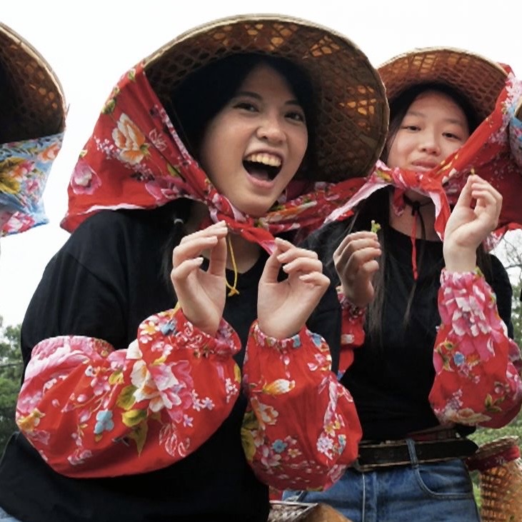 《練習生,衝一波!》主持人李穎珍(珍珍姐姐)深入校園與學生一同體驗、探索客庄文化,憑藉自然細膩的主持表現,入圍第61屆金鐘獎「兒童少年節目主持人獎」。(客家電視台提供)