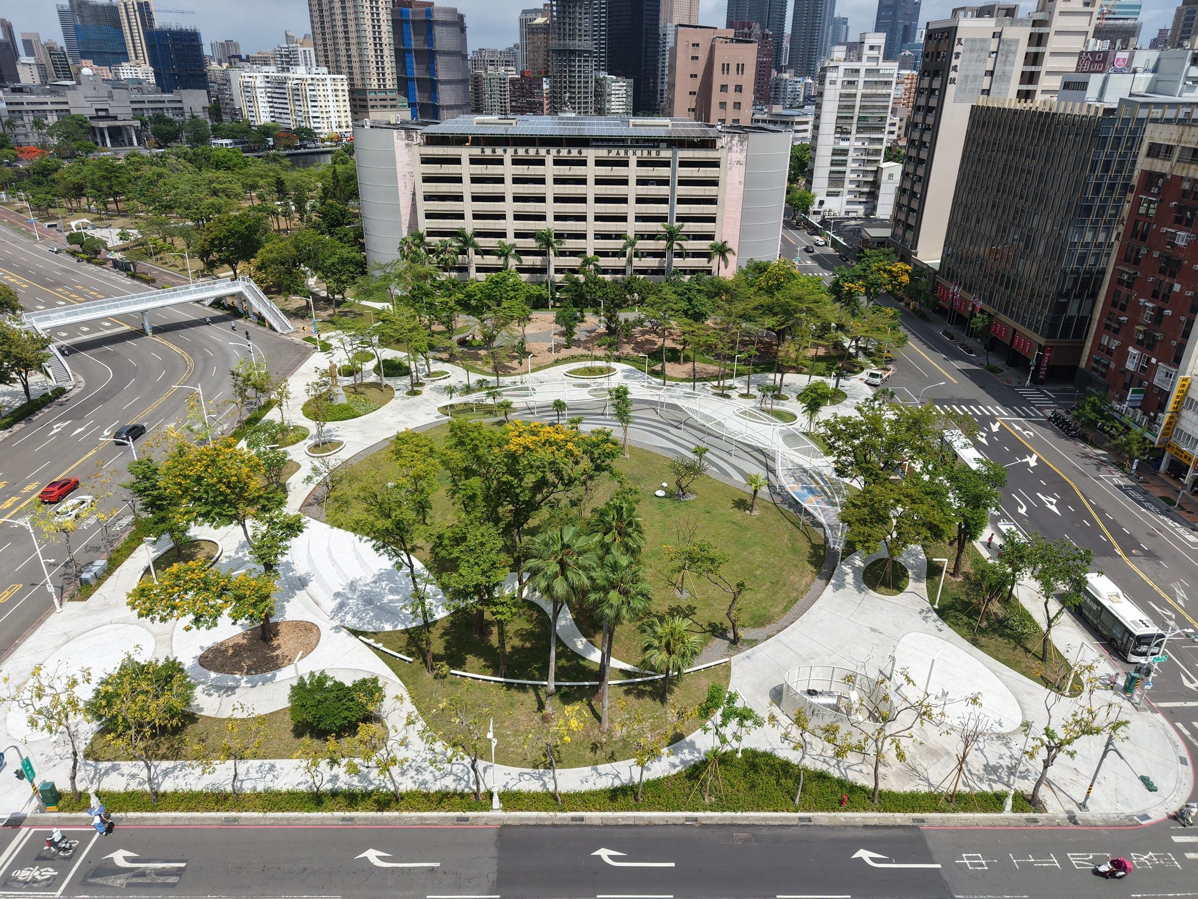 「鹽埕之心市民廣場」透過景觀改造，結合綠地、步道與休憩空間，打造開放通透的城市綠洲，獲「2026城市工程品質金質獎」肯定。（圖／高雄市政府工務局提供）