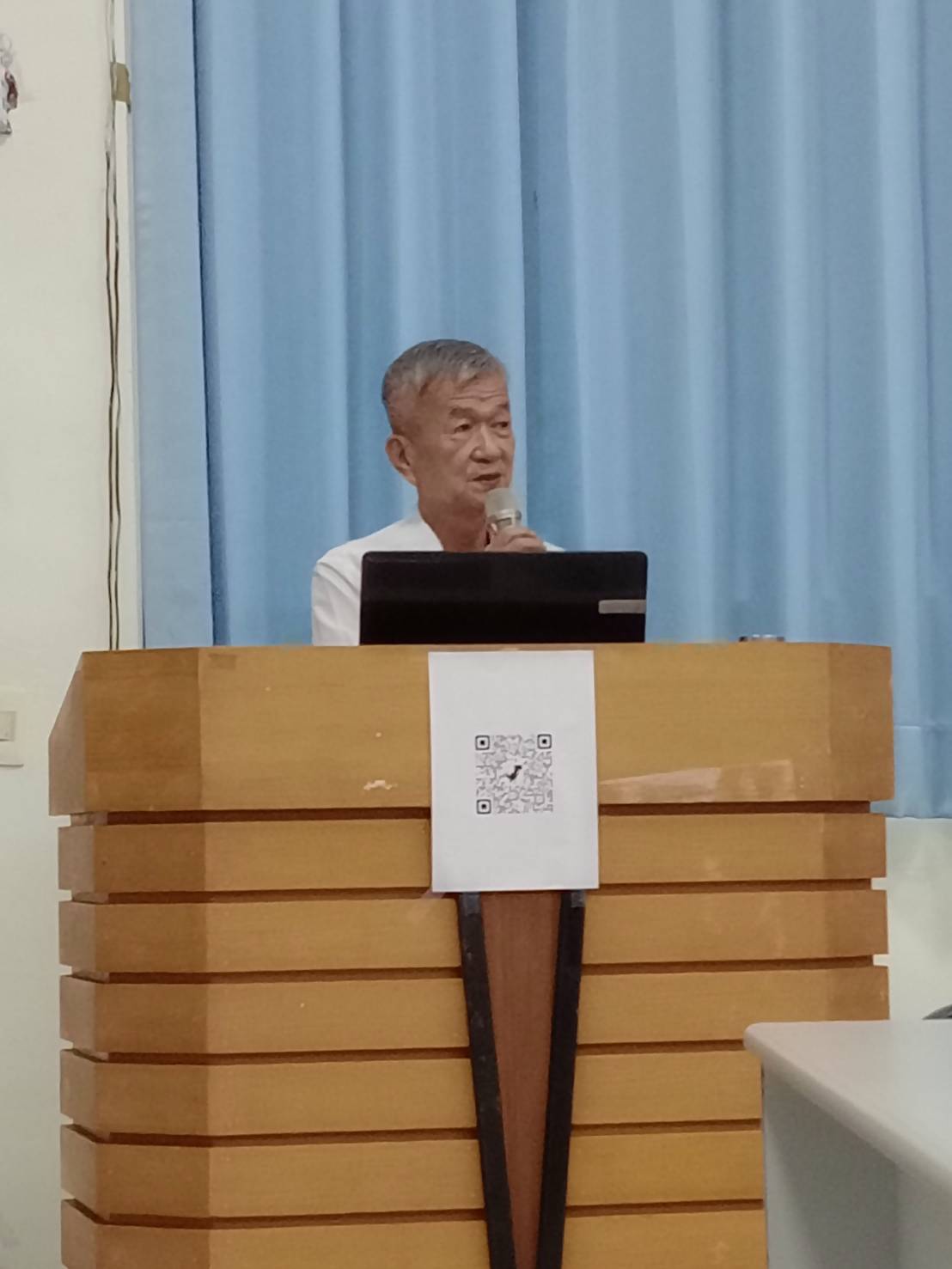 前高雄縣政府秘書處科長林慶堂分享「原鄉採購常見缺失與小額採購實務」，透過案例解析，協助基層同仁掌握採購程序及風險管理重點。圖/屏東縣政府政風處提供