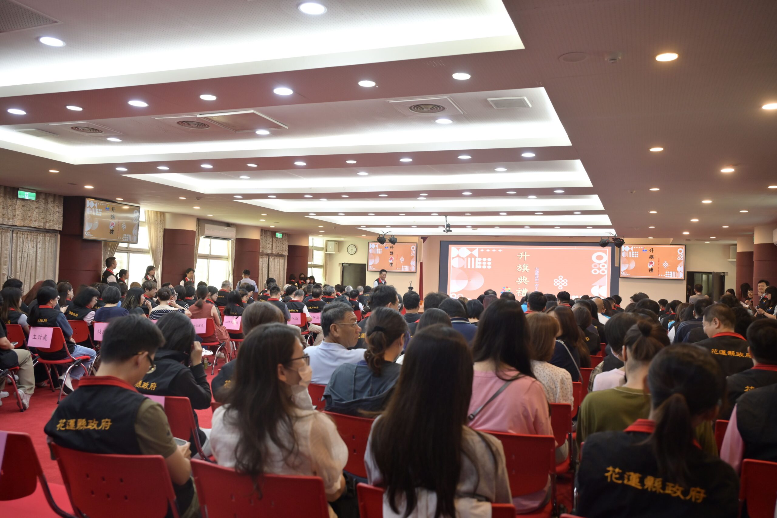 花蓮縣政府舉行10月份升旗典禮,各局處首長與同仁共同出席,並表揚業務達人、圓夢團隊及洄瀾透明獎獲獎團隊。(圖/花蓮縣政府提供)
