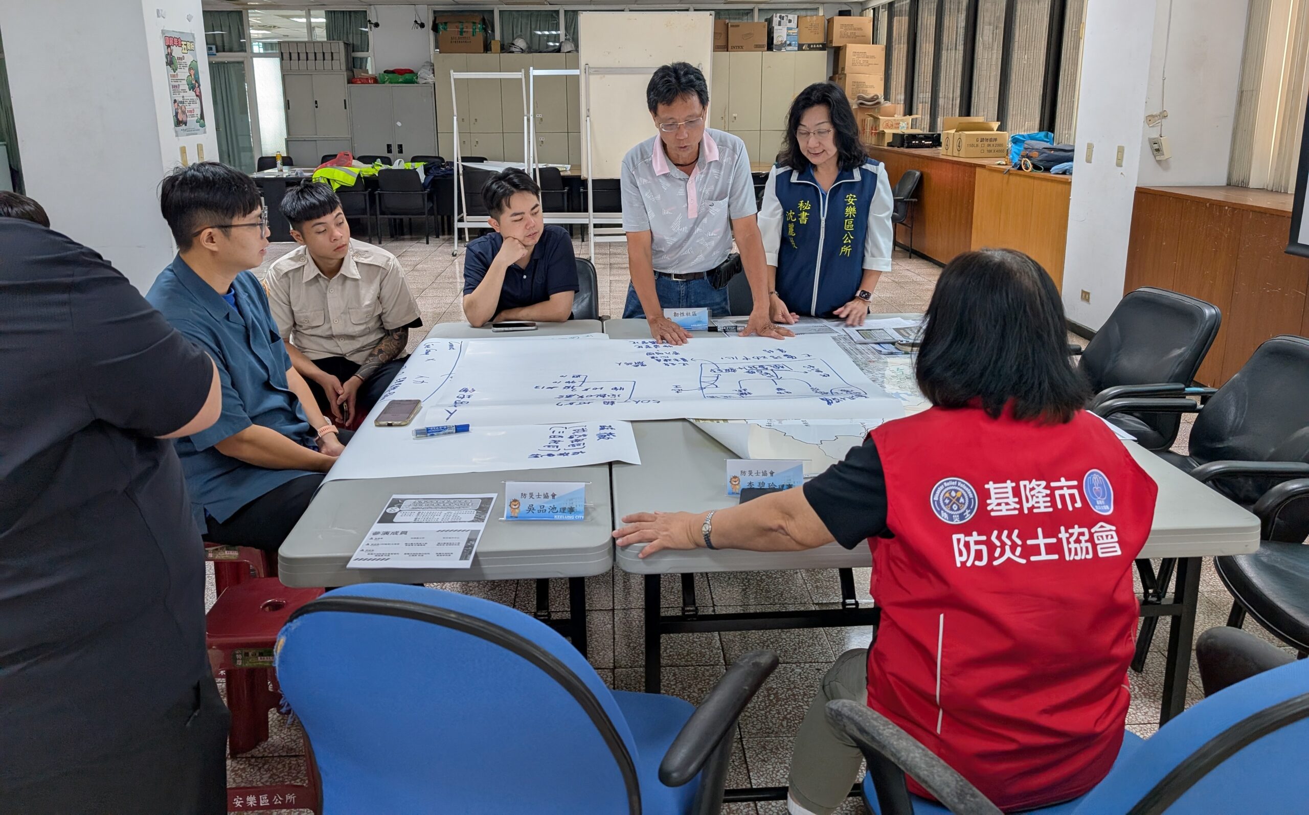 武崙里里長李文財參與安樂區防災協作中心桌上演練，與公所及防災士協會代表共同討論震後應變與社區支援機制。（圖／基隆市安樂區公所提供）
