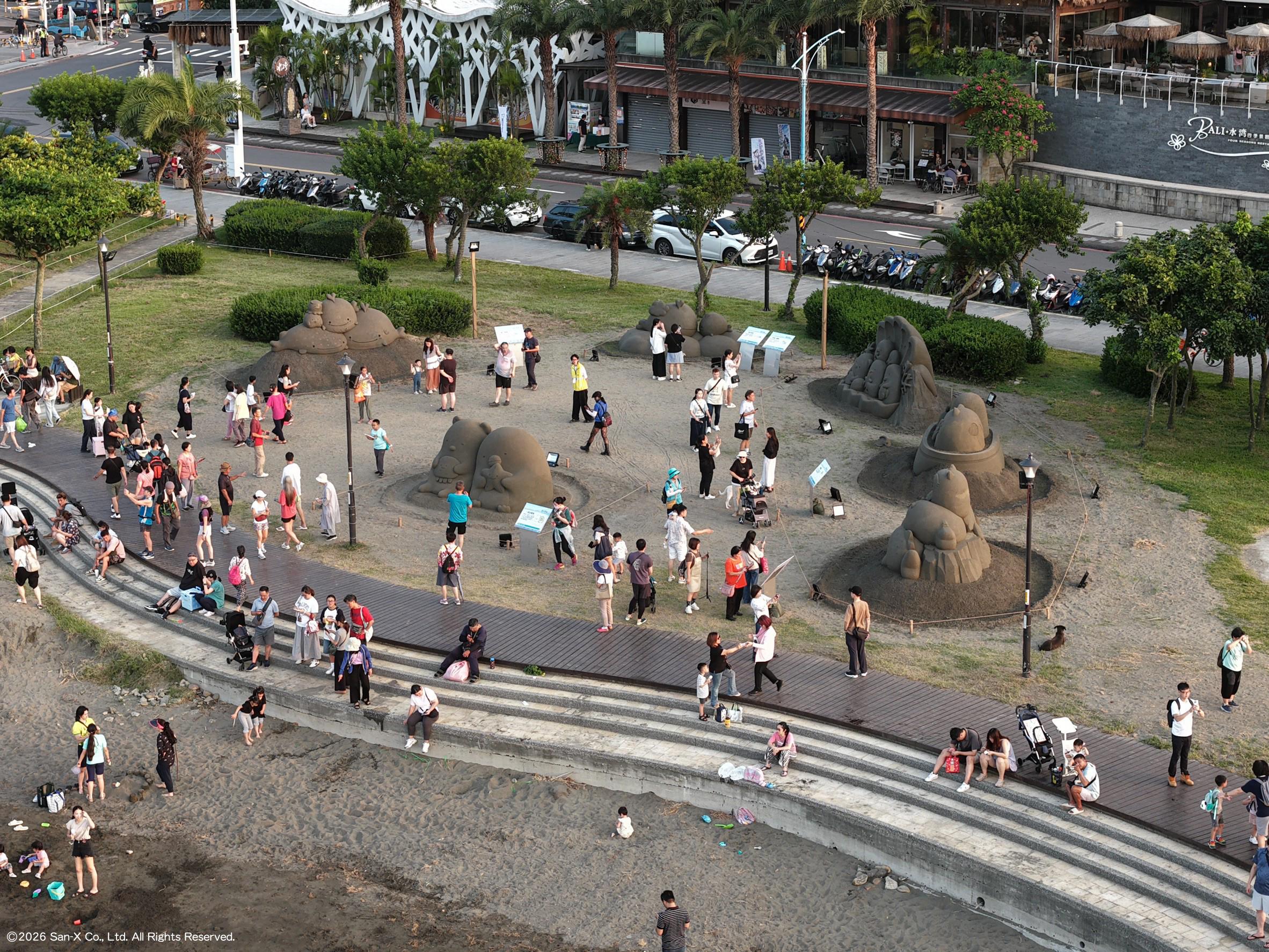 2026八里城市沙雕展自開展以來吸引眾多民眾前來觀展，欣賞人氣角色沙雕與河岸風光，展期將於10月11日結束。（圖／新北市政府高灘地工程管理處提供）
