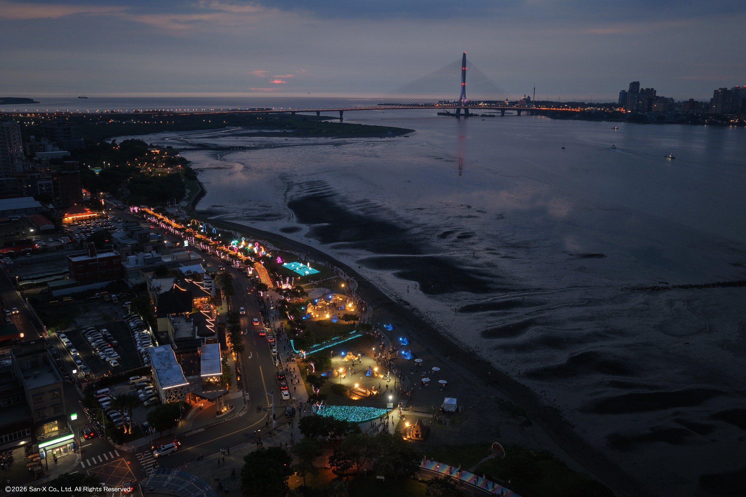 夜間光環境點亮八里左岸，為2026八里城市沙雕展增添繽紛色彩，展現迷人的河岸夜景與賞展氛圍。（圖／新北市政府高灘地工程管理處提供）