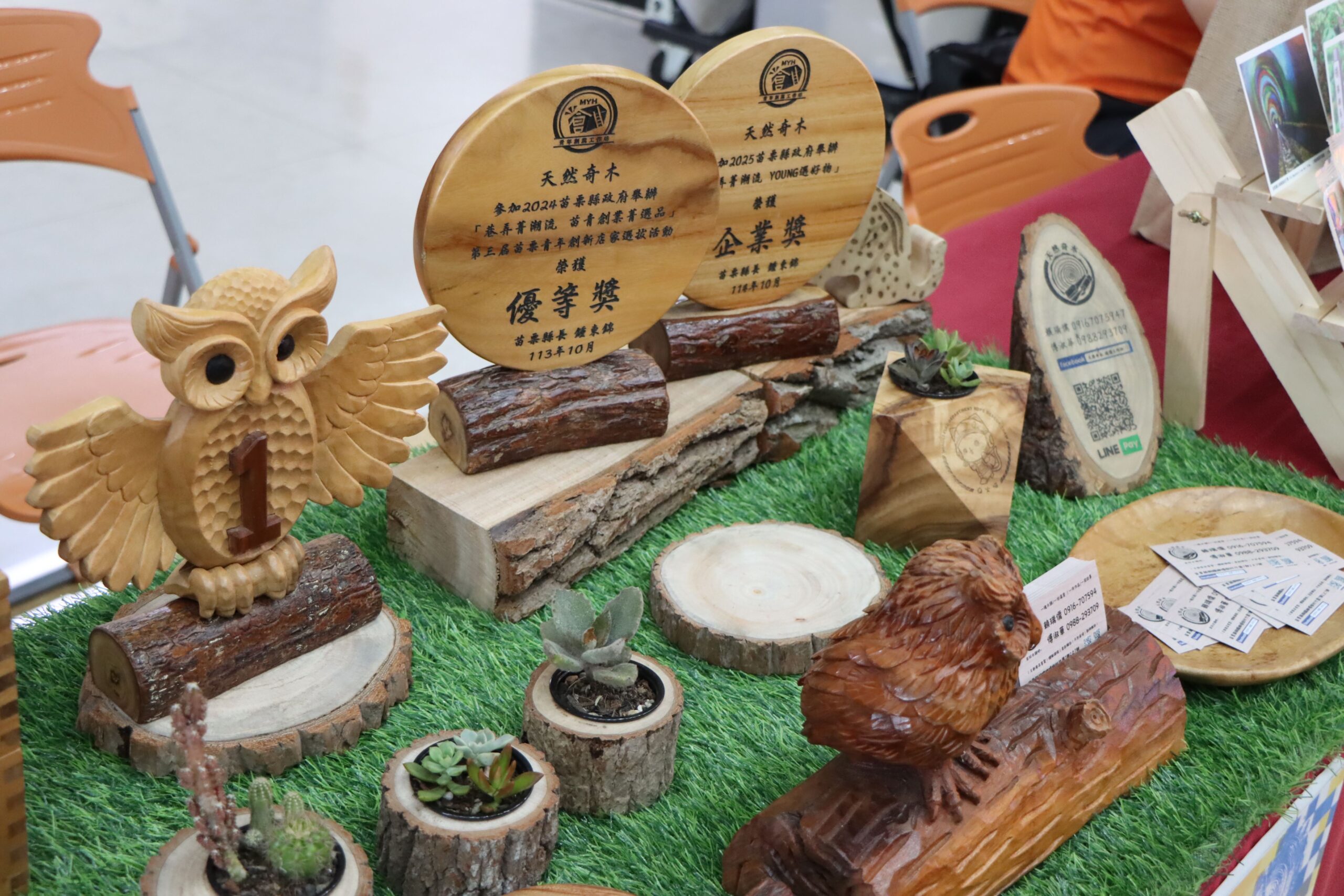 貓頭鷹、鳥類木雕與木製植栽盆器展現職人巧思，融合天然木紋與生活美學，呈現三義木藝創作的多元樣貌。（圖／苗栗縣政府提供）