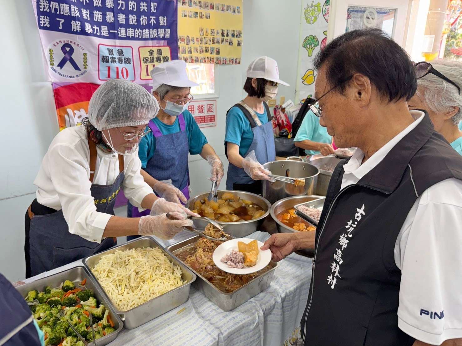 雲林縣副縣長謝淑亞在古坑高林社區長青食堂協助盛菜，與志工一同為長輩送上營養餐食，傳遞社區共餐的溫暖與關懷。（圖／雲林縣政府提供）