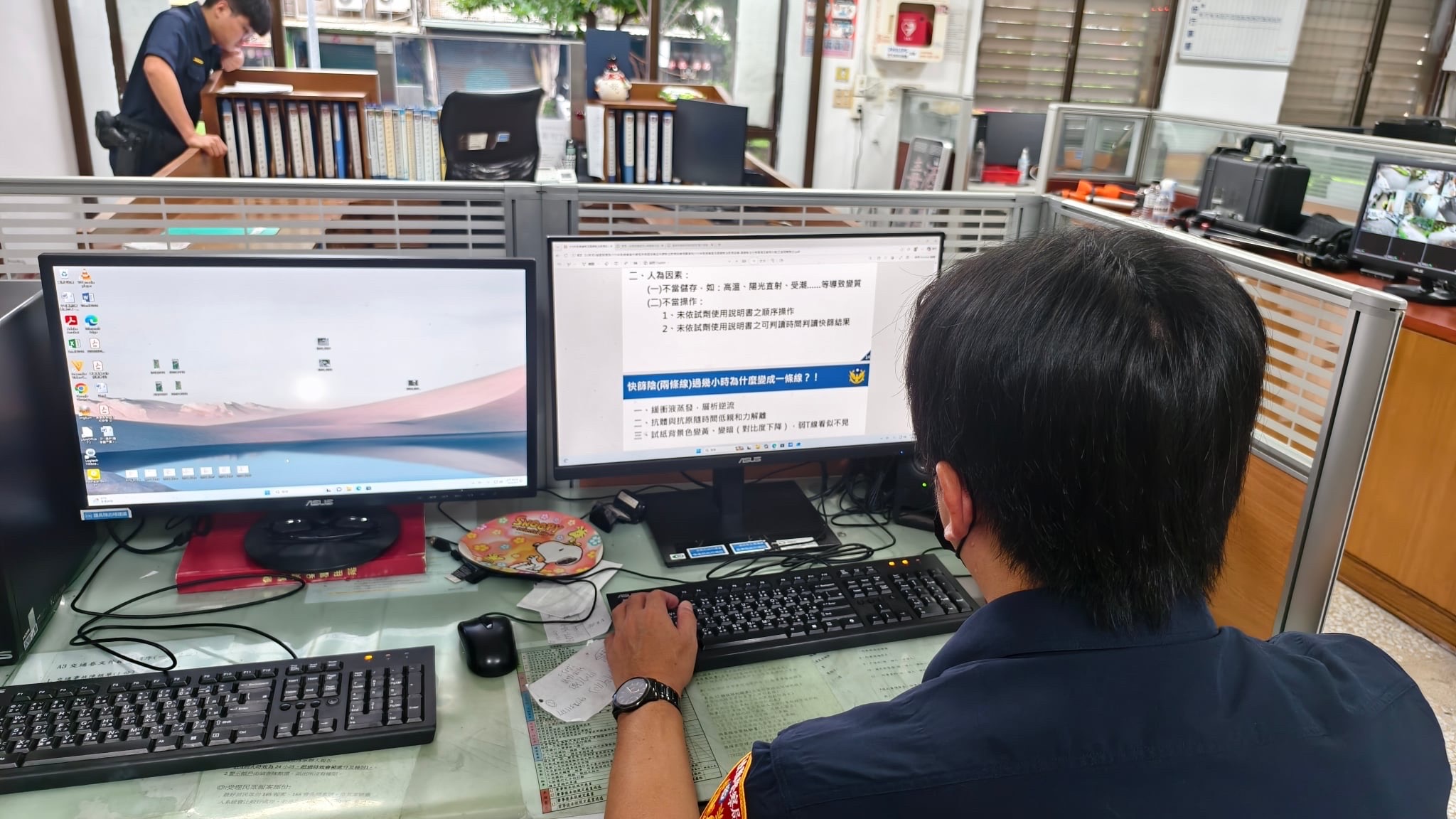 大武分局員警透過電腦研讀唾液快篩操作及判讀注意事項,精進毒駕查緝執法知能。(圖/臺東縣警察局大武分局提供)