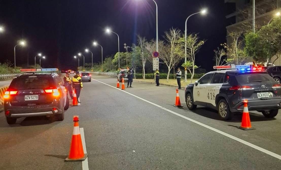 大武分局員警夜間執行路檢勤務，加強酒駕、毒駕及危險駕駛行為查緝，維護用路人安全。（圖／臺東縣警察局大武分局提供）
