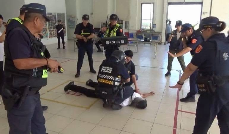 大武分局員警進行情境演練，練習控制與戒護技巧，強化第一線執勤應變能力及安全防護。（圖／臺東縣警察局大武分局提供）