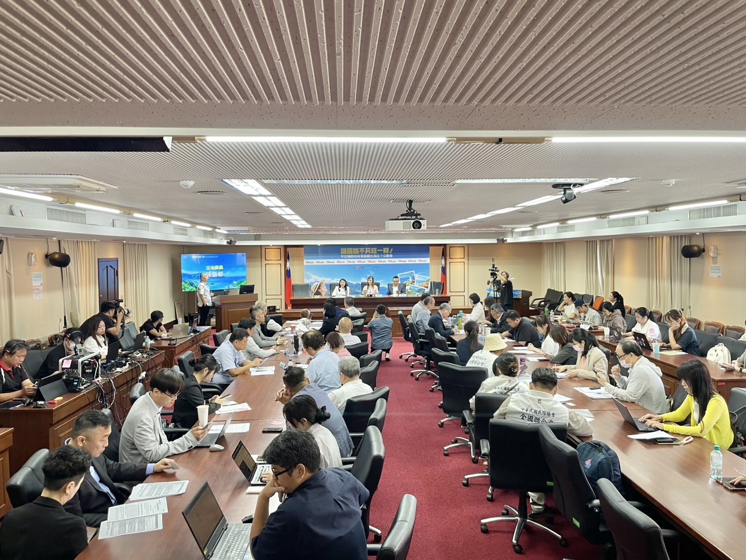 立法院召開國旅公聽會，吸引立委和業者踴躍出席。（圖／1111人力銀行提供）