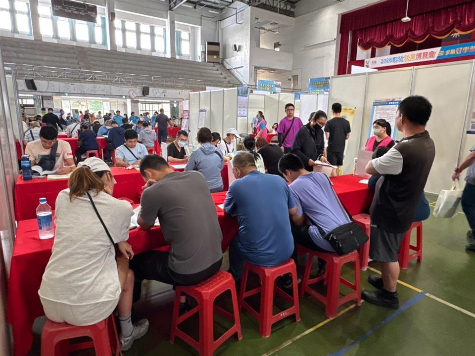 彰化「求職好事多」第6場就業博覽會吸引民眾到場，求職者填寫履歷、與企業代表面談，掌握在地就業機會。圖/彰化縣政府提供