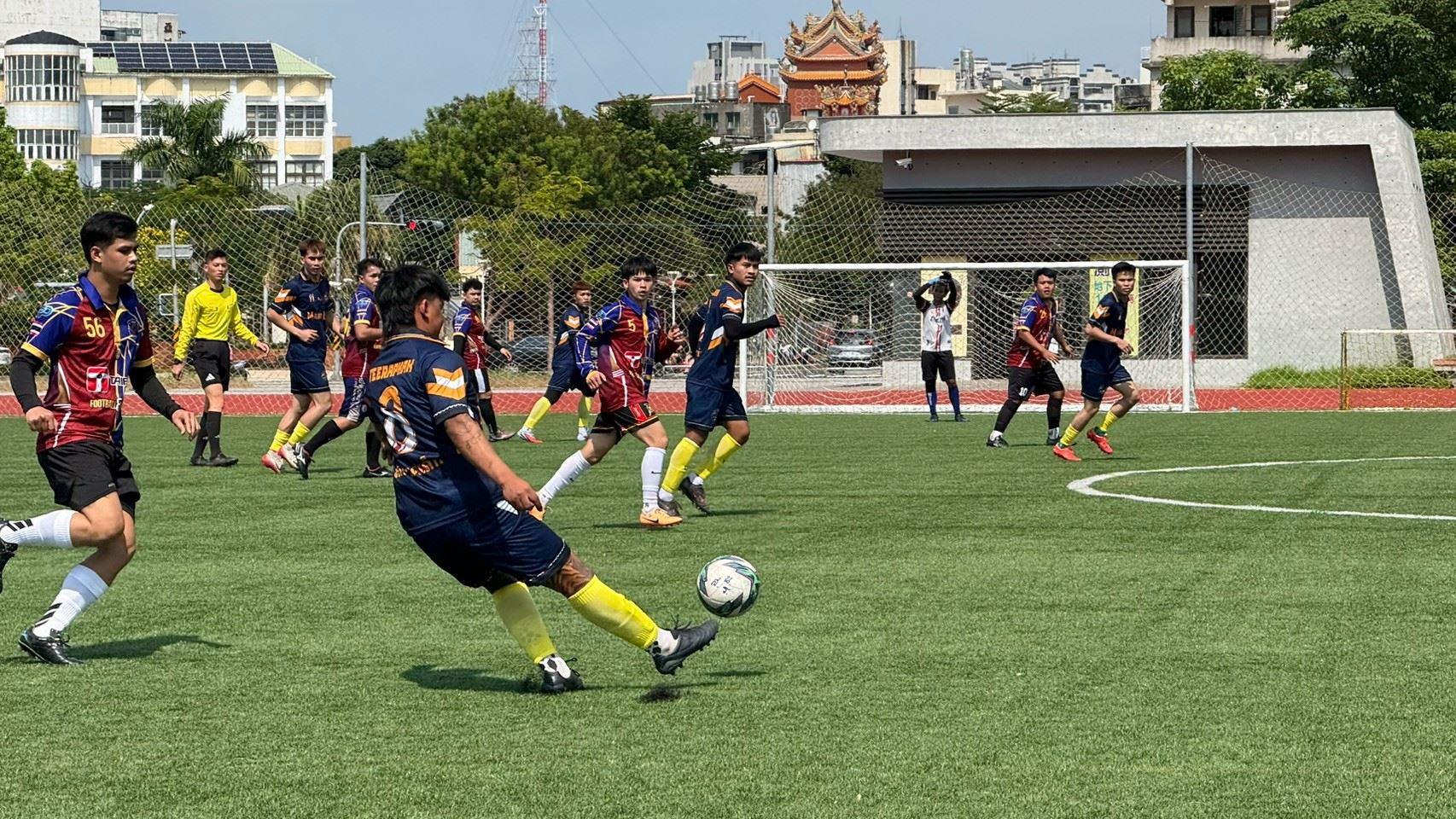 泰國體育文化嘉年華足球賽於鳳山運動園區熱血開踢，選手積極傳球、跑位，在攻防較勁中展現團隊默契，延續家鄉踢球的熱情。（圖／高雄市政府提供）