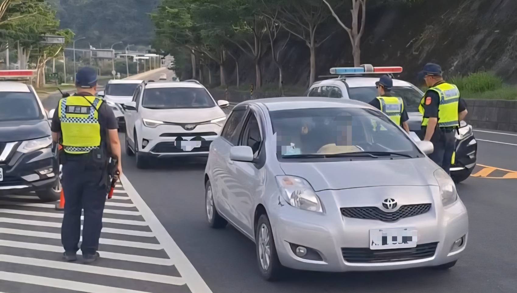 關山分局員警穿著反光背心,於道路執行車輛攔查勤務,提醒駕駛人遵守交通規則,共同維護縱谷用路安全。(圖/臺東縣警察局關山分局提供)