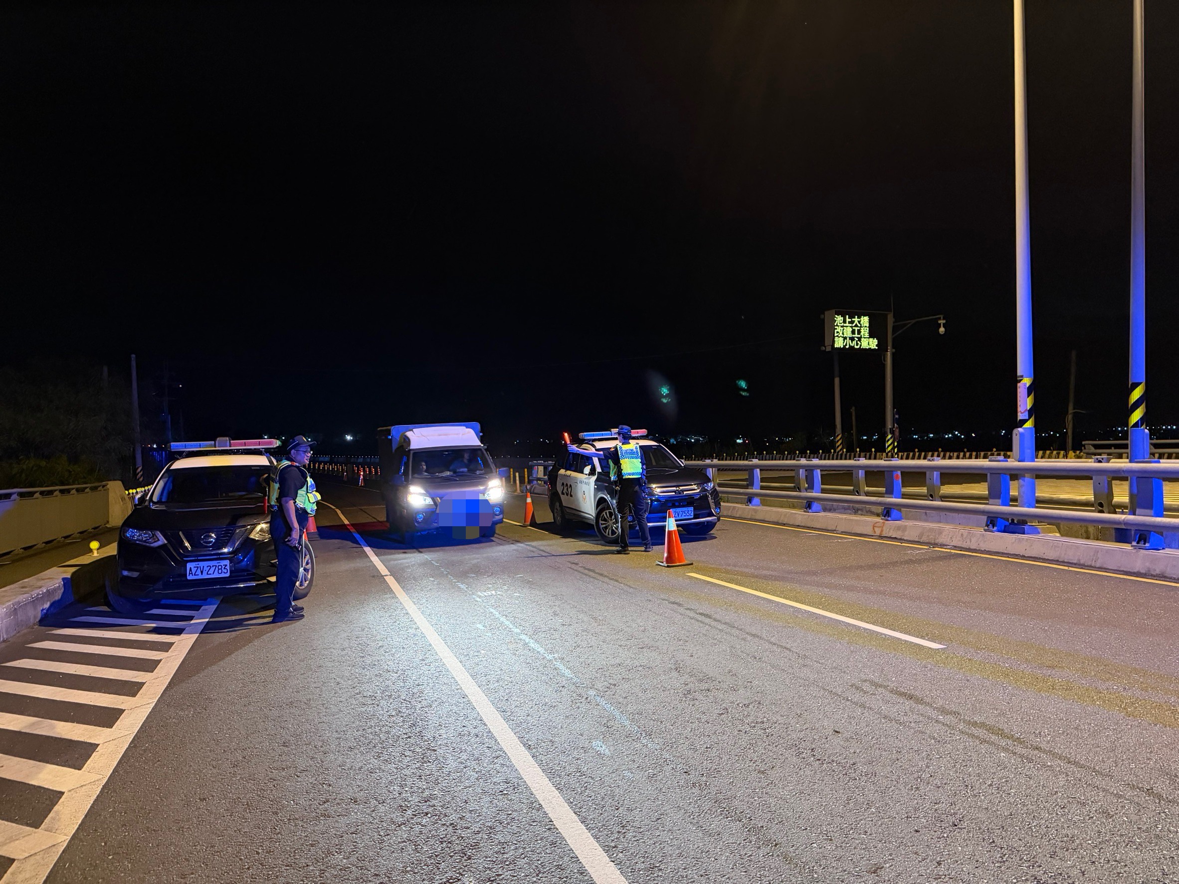 關山分局員警夜間持指揮棒引導車輛減速受檢,透過交通稽查維護縱谷道路安全。(圖/臺東縣警察局關山分局提供)