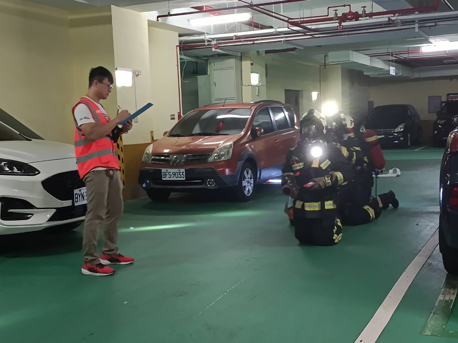 地下停車場濃煙困人怎麼救？基隆消防實兵演練強化搜救戰力