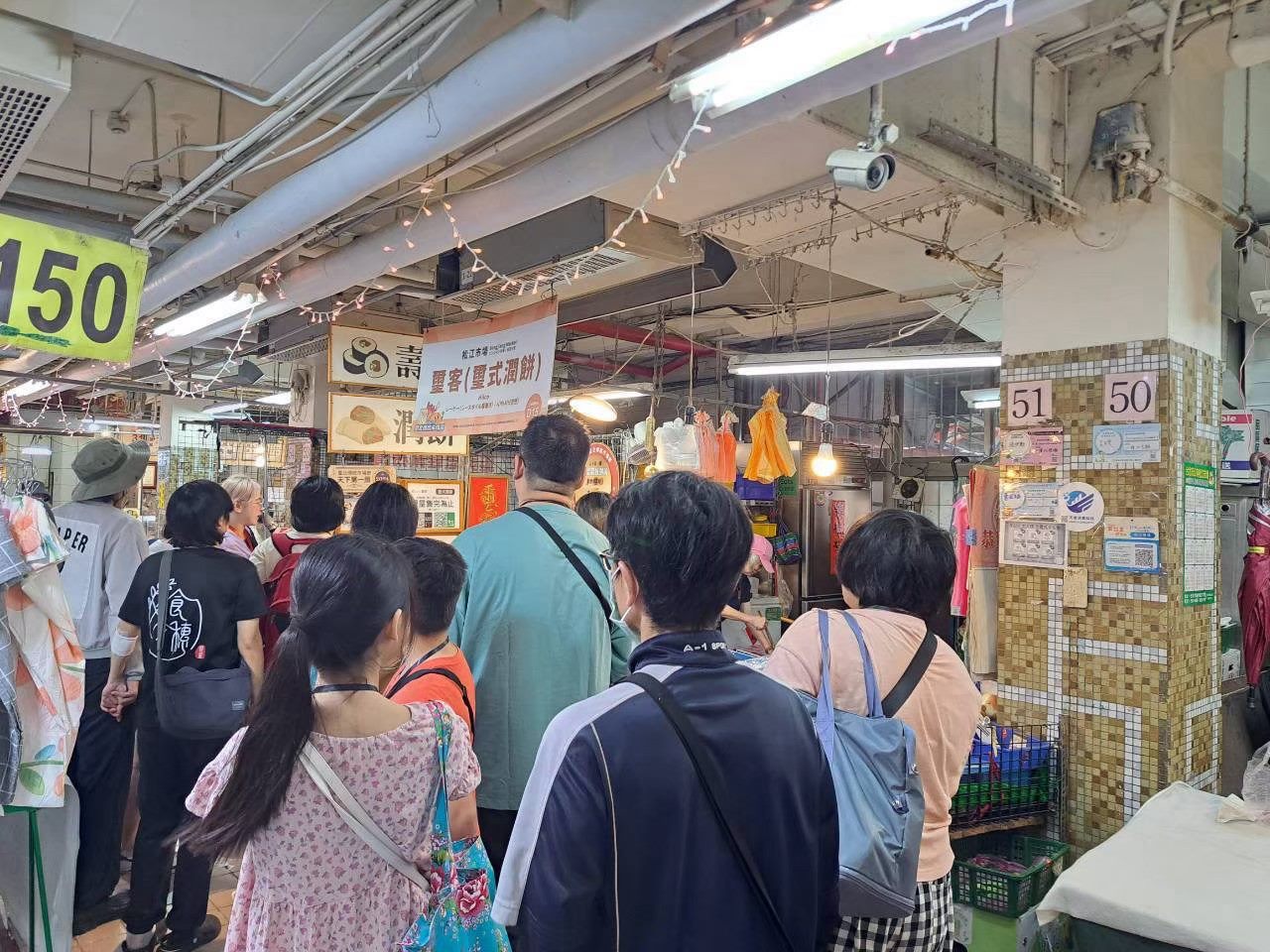 民眾走訪松江市場「璽式潤餅」攤位,探索傳統市場特色美食,感受在地庶民生活。(圖/臺北市市場處提供)