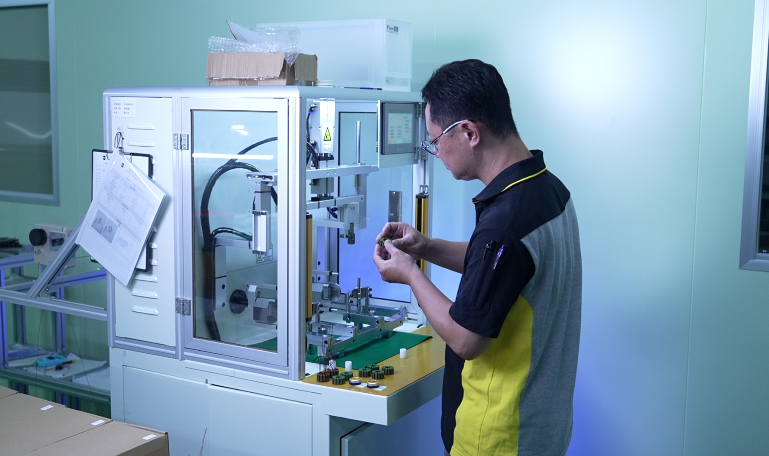 從零件製作到設備測試落實製程管理，為無人載具技術應用奠定研發基礎。 （圖／集翔電子動力提供）